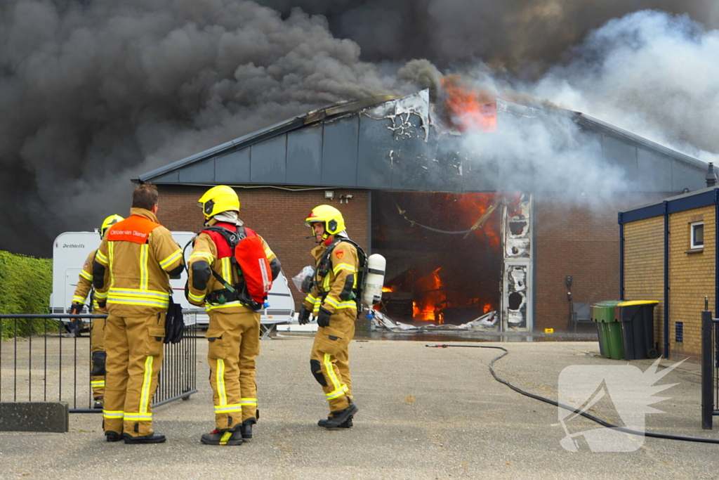 Rookontwikkeling bij zeer grote brand in loods