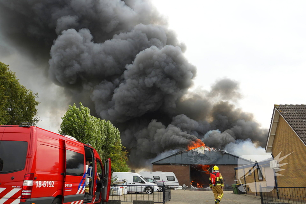 Rookontwikkeling bij zeer grote brand in loods