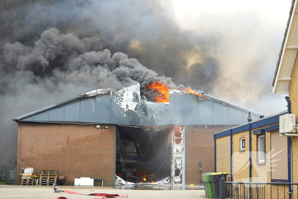 Rookontwikkeling bij zeer grote brand in loods