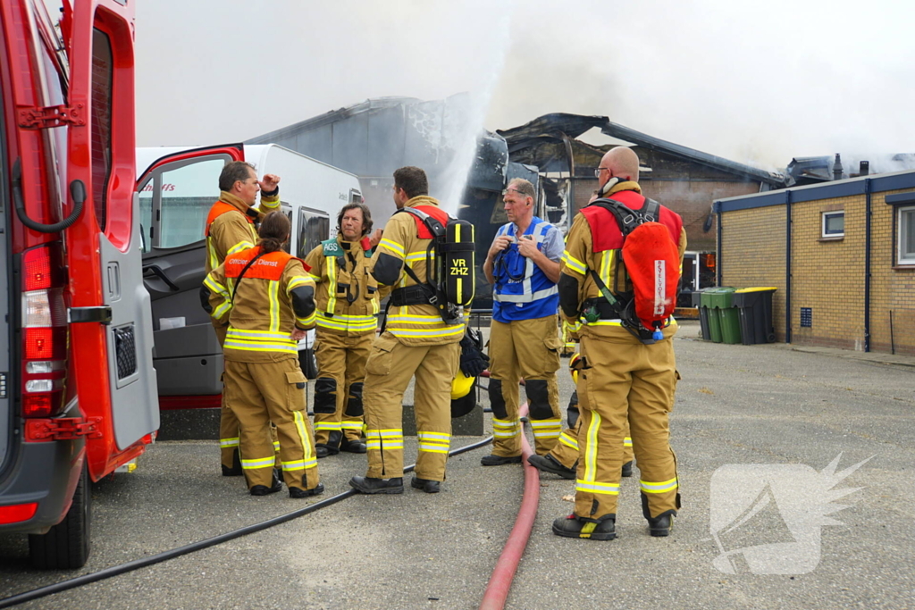 Rookontwikkeling bij zeer grote brand in loods