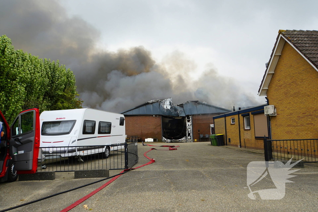 Rookontwikkeling bij zeer grote brand in loods