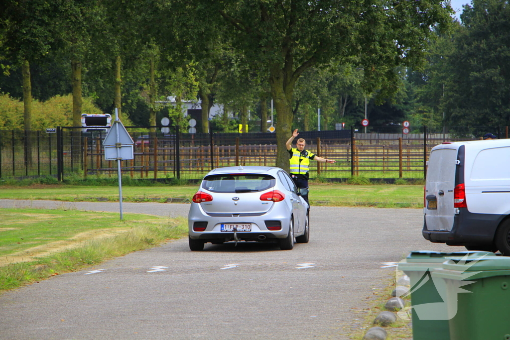 Politie houdt controle bij tankstation