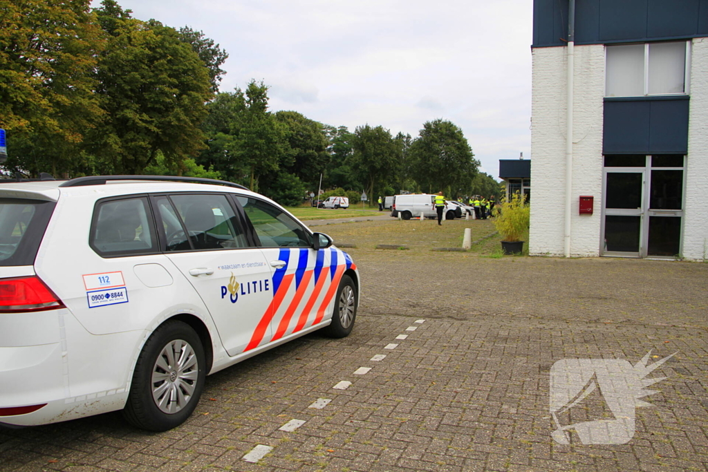 Politie houdt controle bij tankstation