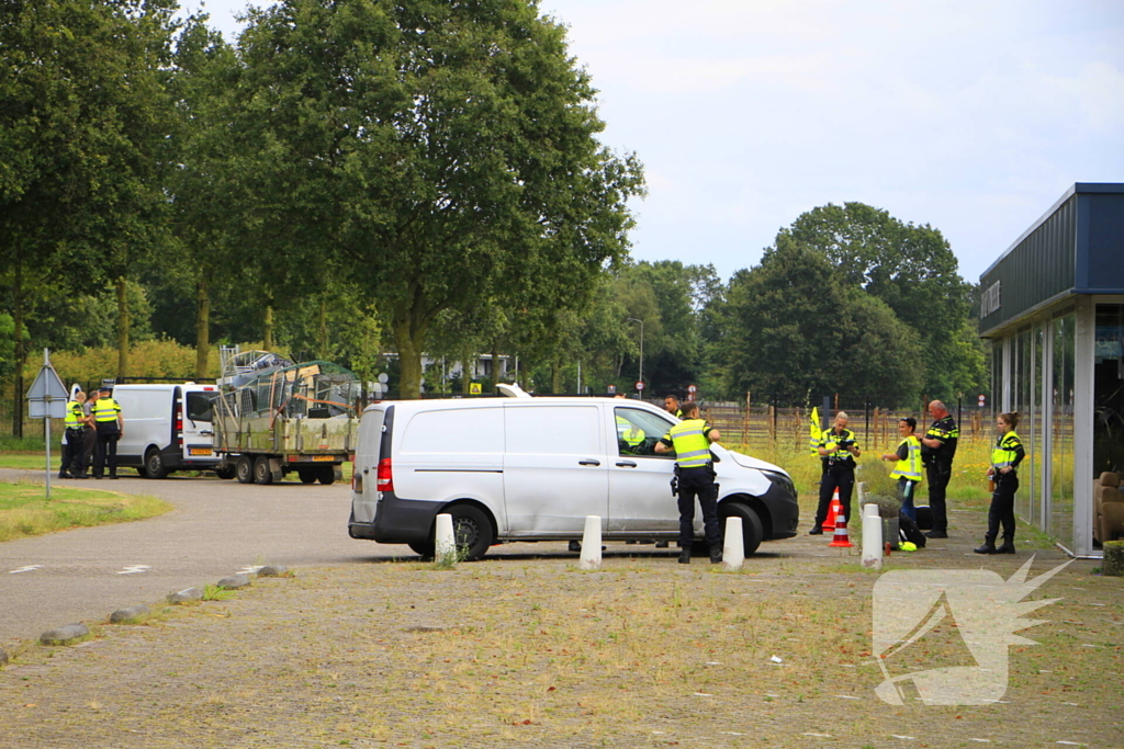 Politie houdt controle bij tankstation