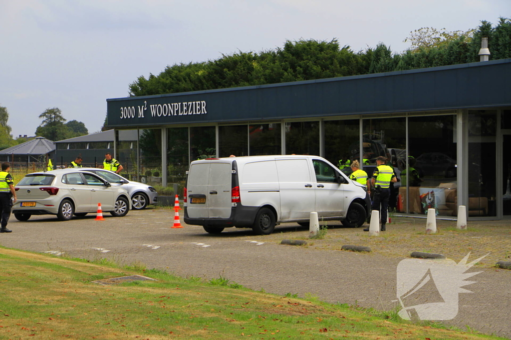 Politie houdt controle bij tankstation