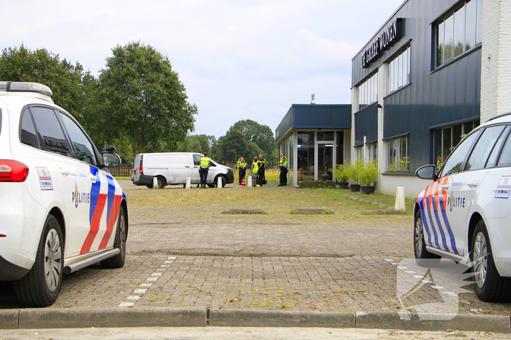 Politie houdt controle bij tankstation