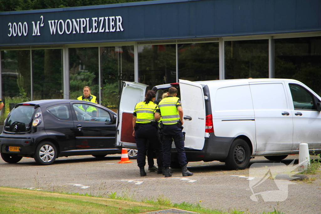 Politie houdt controle bij tankstation