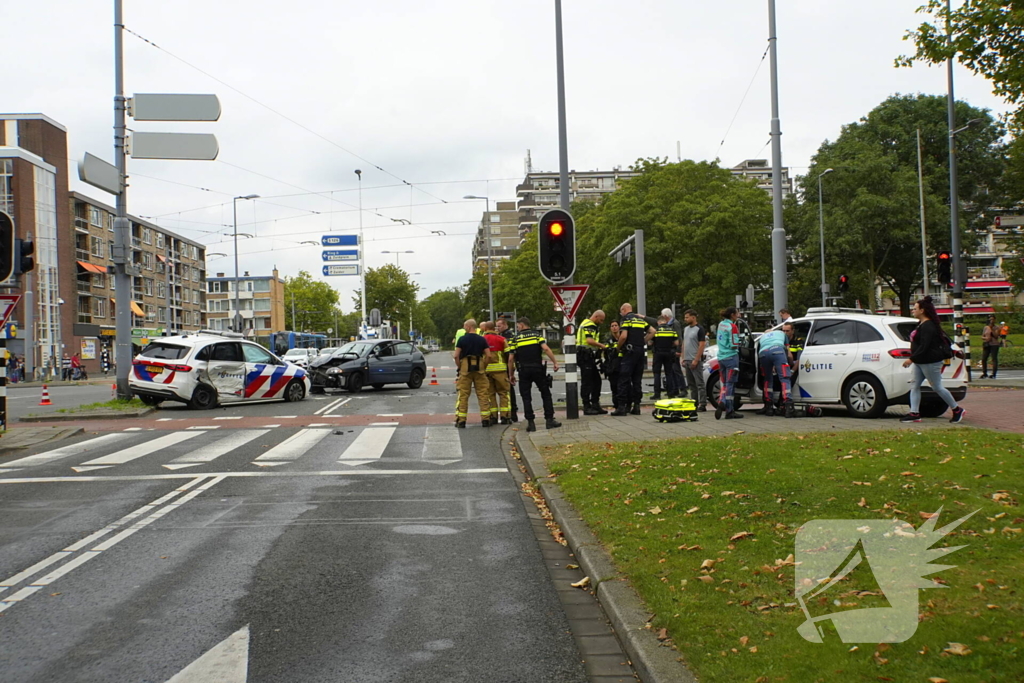 Politieauto zwaar beschadigd bij achtervolging, agent gewond