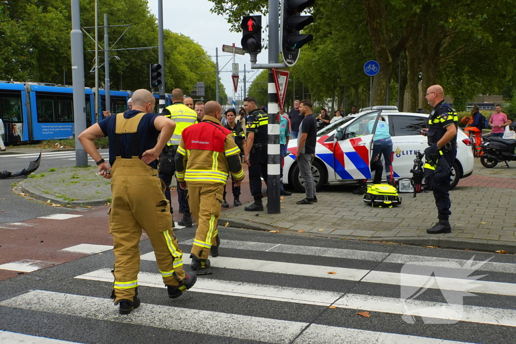 Politieauto zwaar beschadigd bij achtervolging, agent gewond