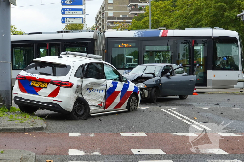 Politieauto zwaar beschadigd bij achtervolging, agent gewond