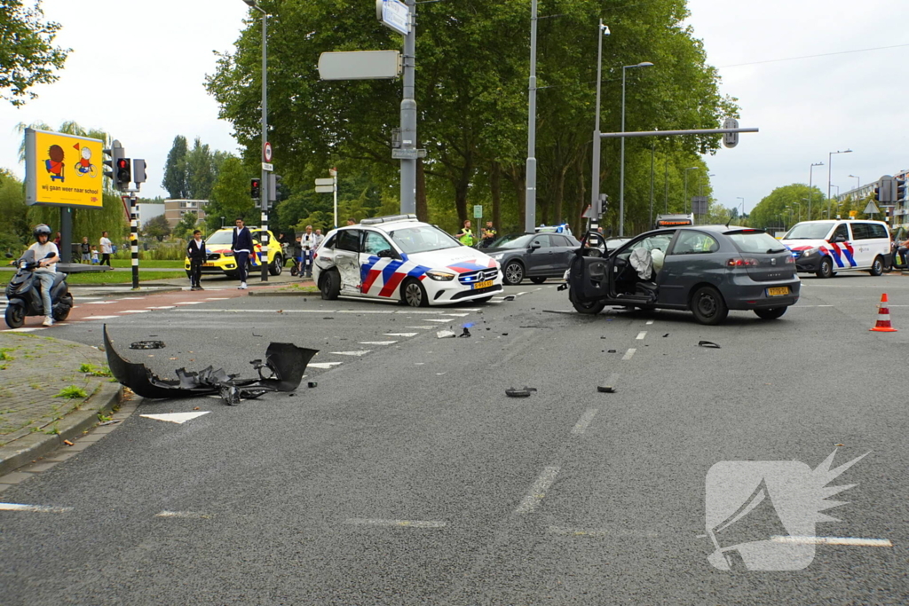 Politieauto zwaar beschadigd bij achtervolging, agent gewond