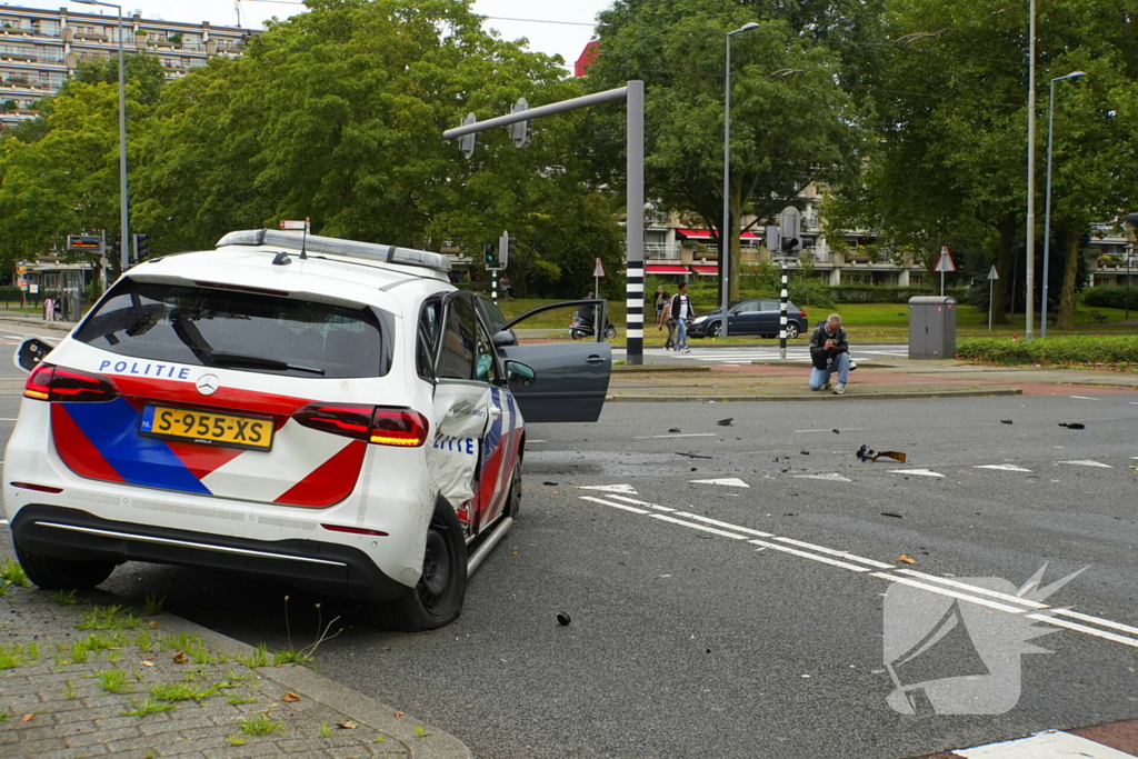 Politieauto zwaar beschadigd bij achtervolging, agent gewond