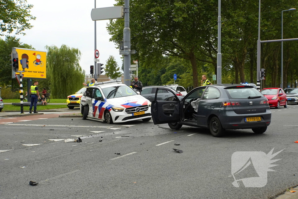 Politieauto zwaar beschadigd bij achtervolging, agent gewond