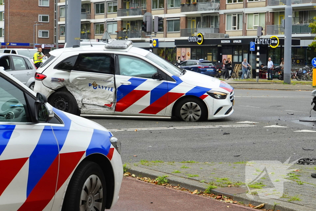 Politieauto zwaar beschadigd bij achtervolging, agent gewond