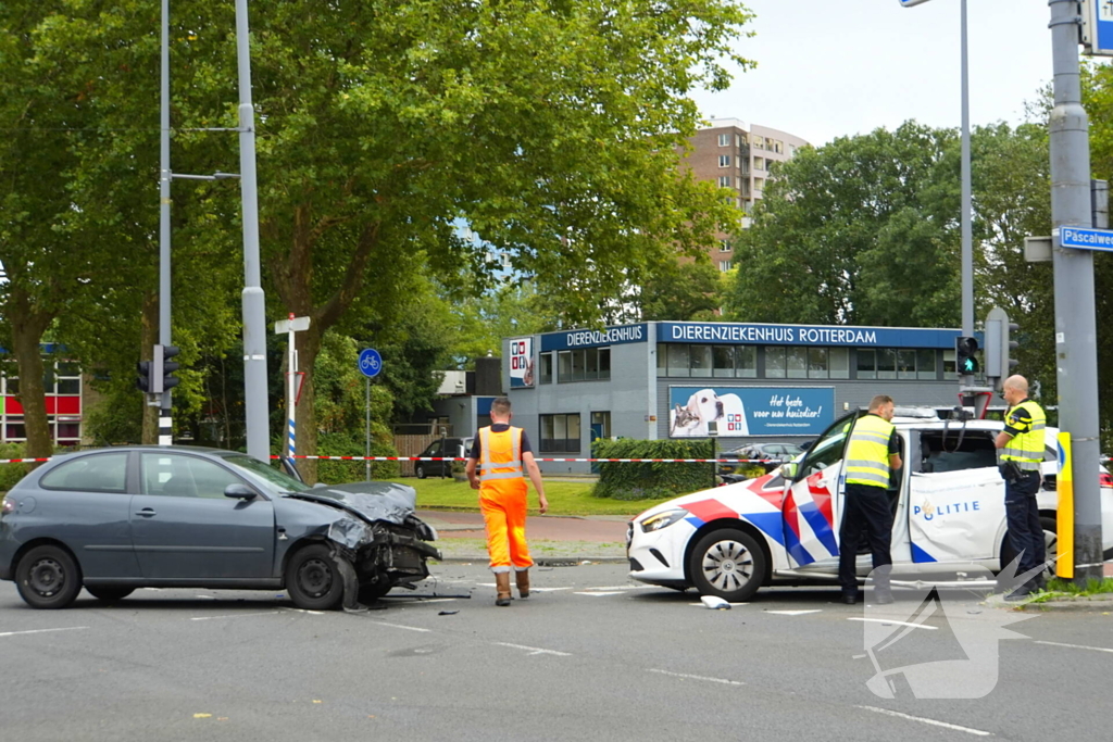 Politieauto zwaar beschadigd bij achtervolging, agent gewond