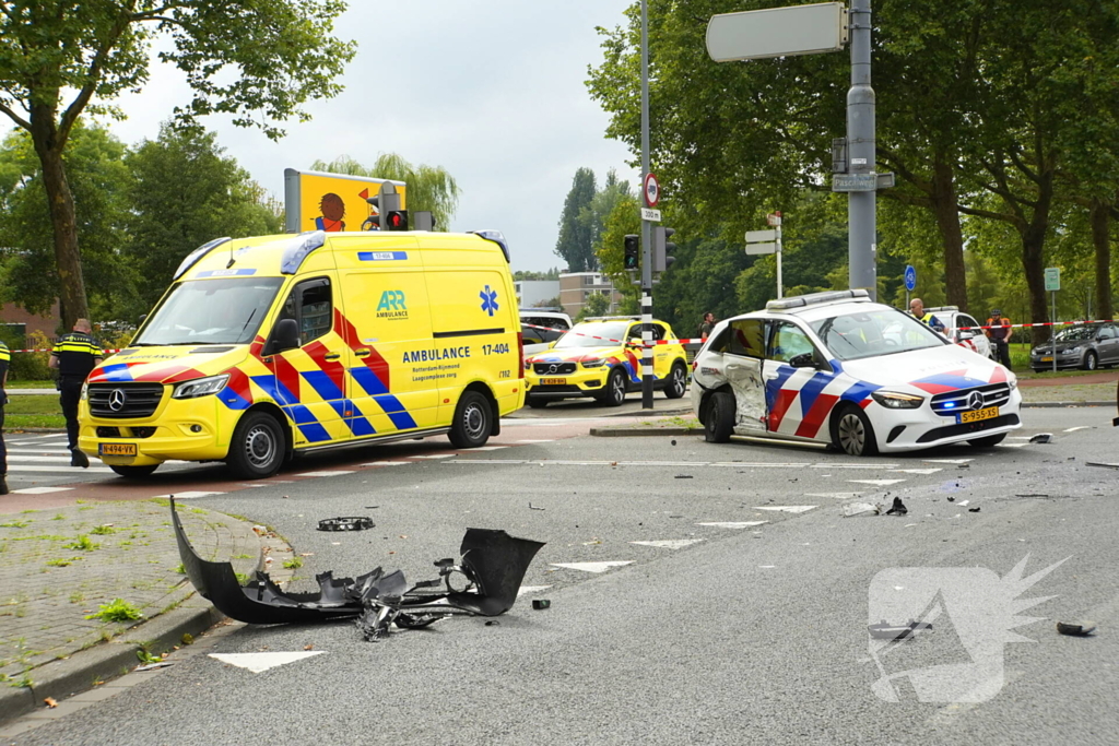 Politieauto zwaar beschadigd bij achtervolging, agent gewond