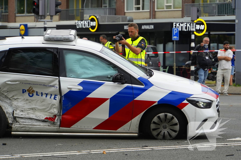 Politieauto zwaar beschadigd bij achtervolging, agent gewond