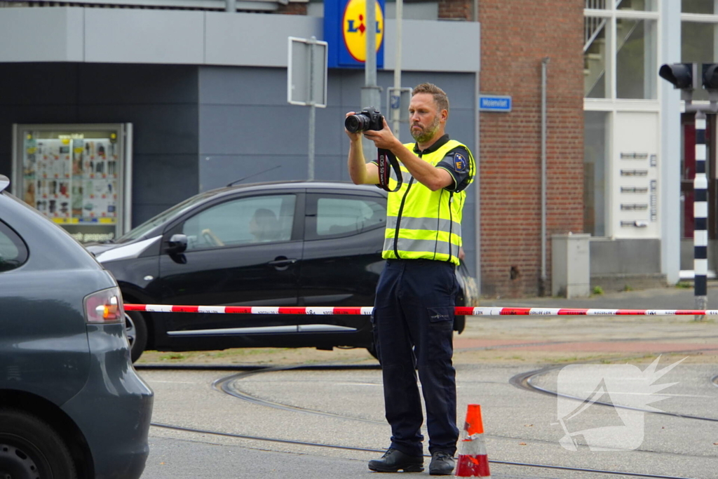 Politieauto zwaar beschadigd bij achtervolging, agent gewond