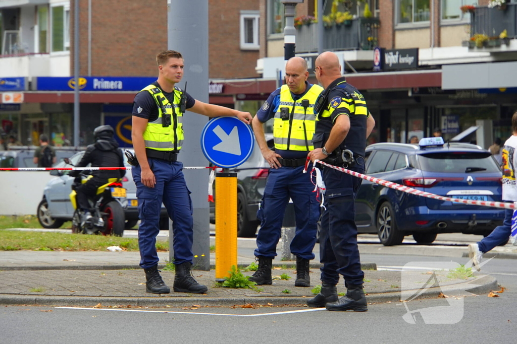 Politieauto zwaar beschadigd bij achtervolging, agent gewond