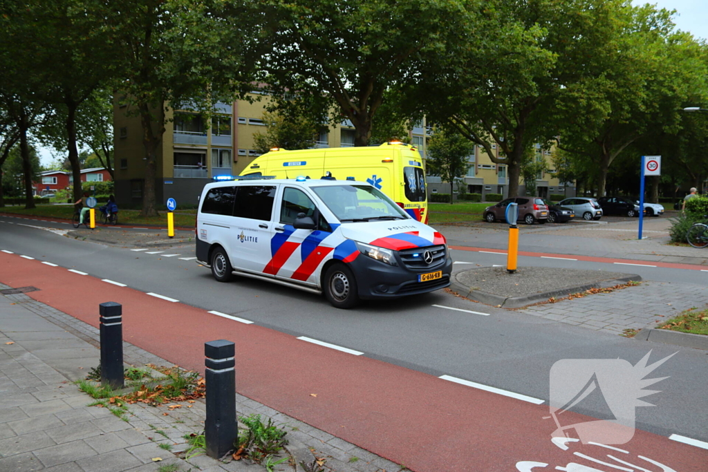 Auto in de kreukels na botsing tegen boom