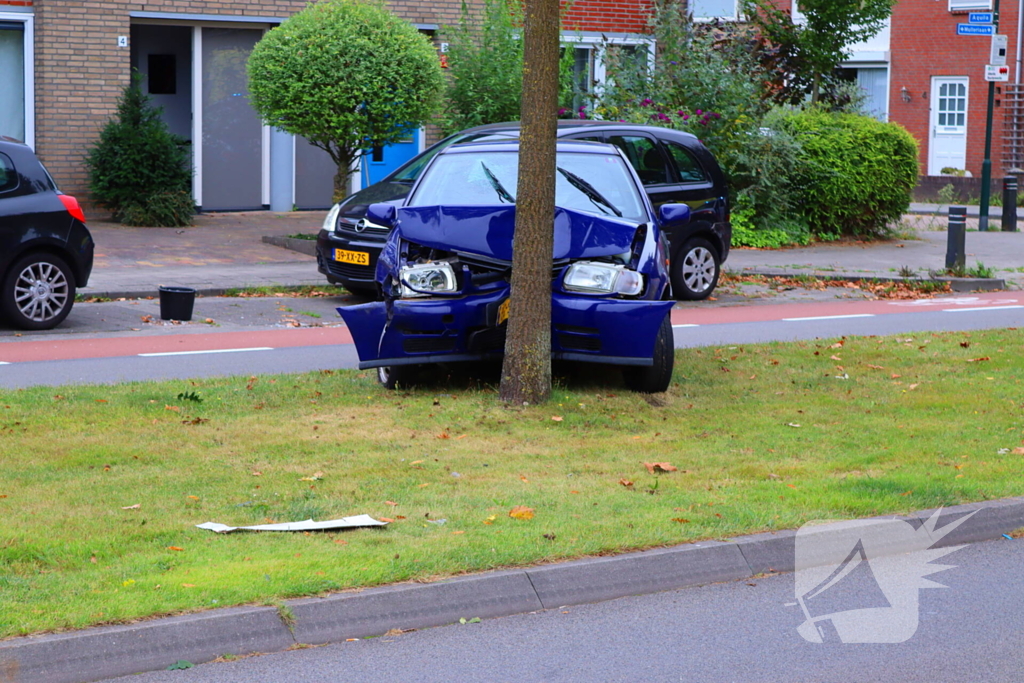 Auto in de kreukels na botsing tegen boom