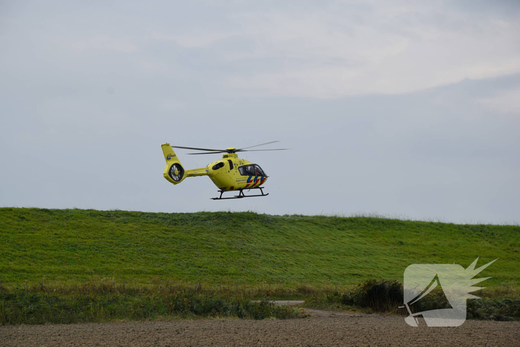 Traumahelikopter landt voor medische noodsituatie bij duiklocatie