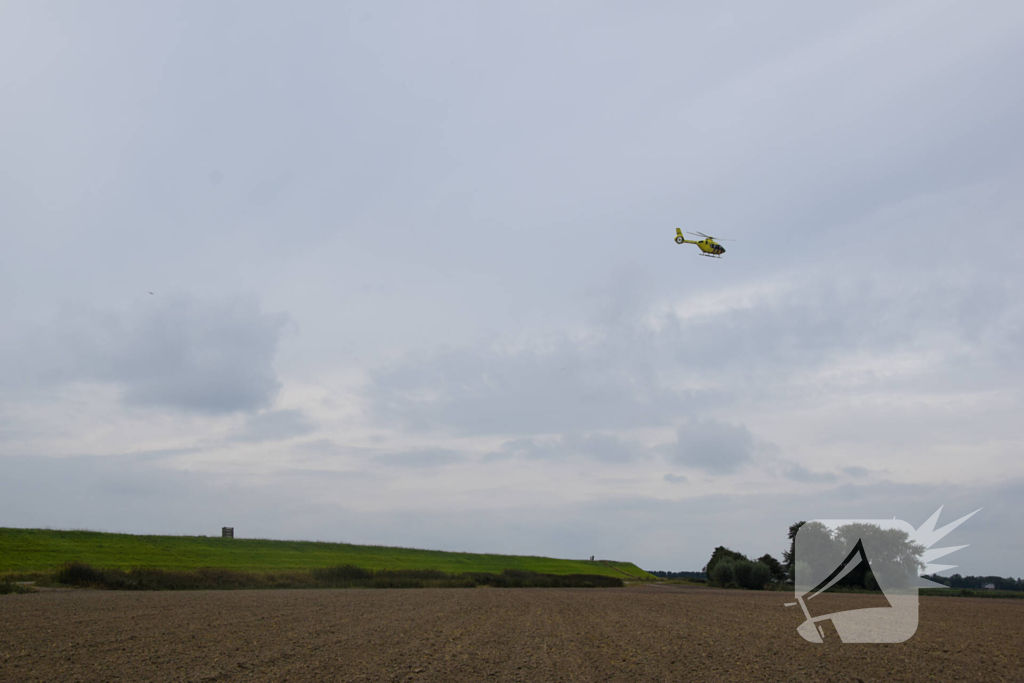 Traumahelikopter landt voor medische noodsituatie bij duiklocatie