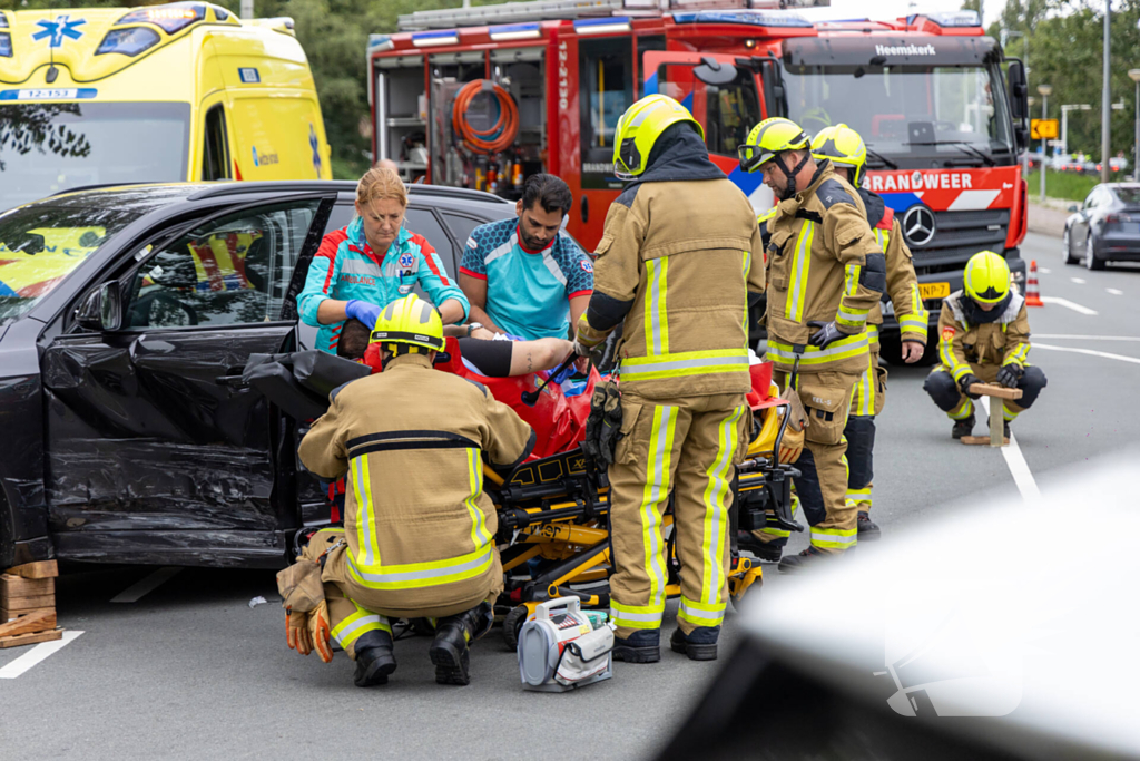 Brandweer bevrijdt beknelde automobilist