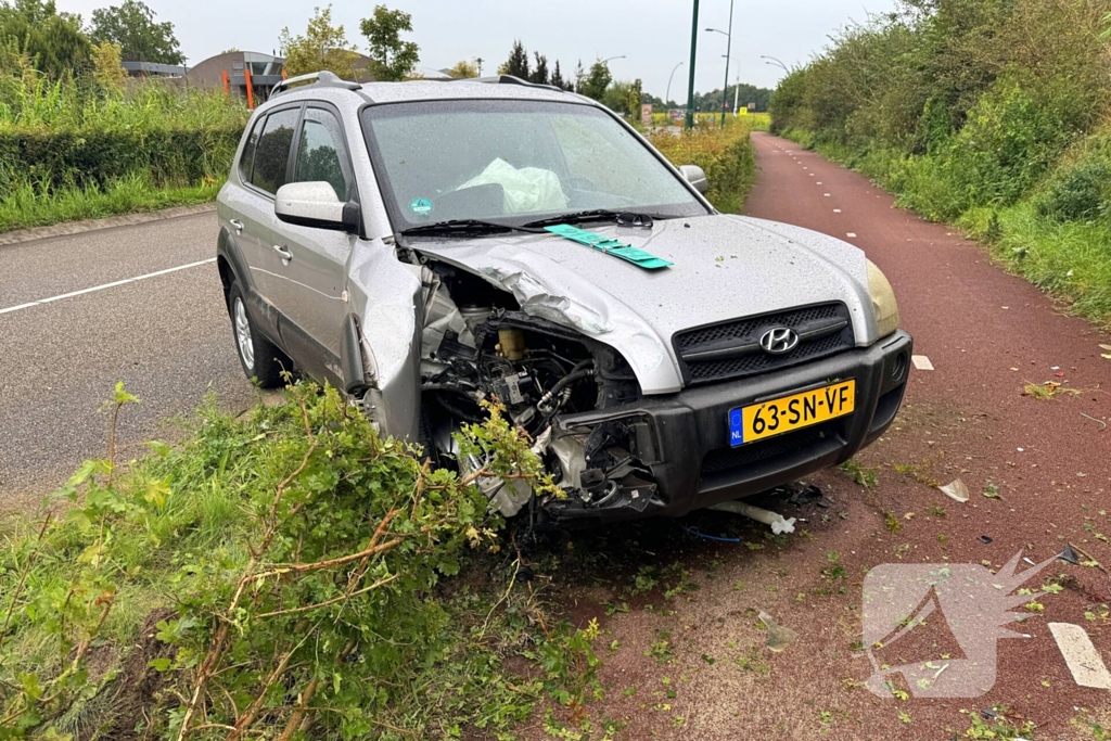 Eigenaar autogarage rijdt lantaarnpaal uit de grond