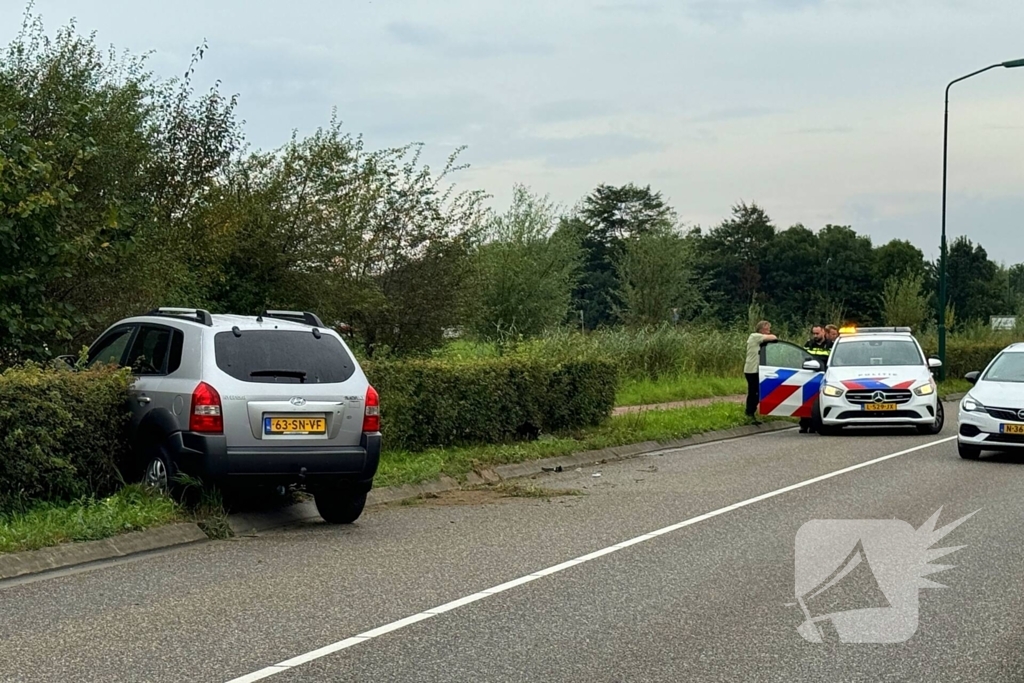 Eigenaar autogarage rijdt lantaarnpaal uit de grond