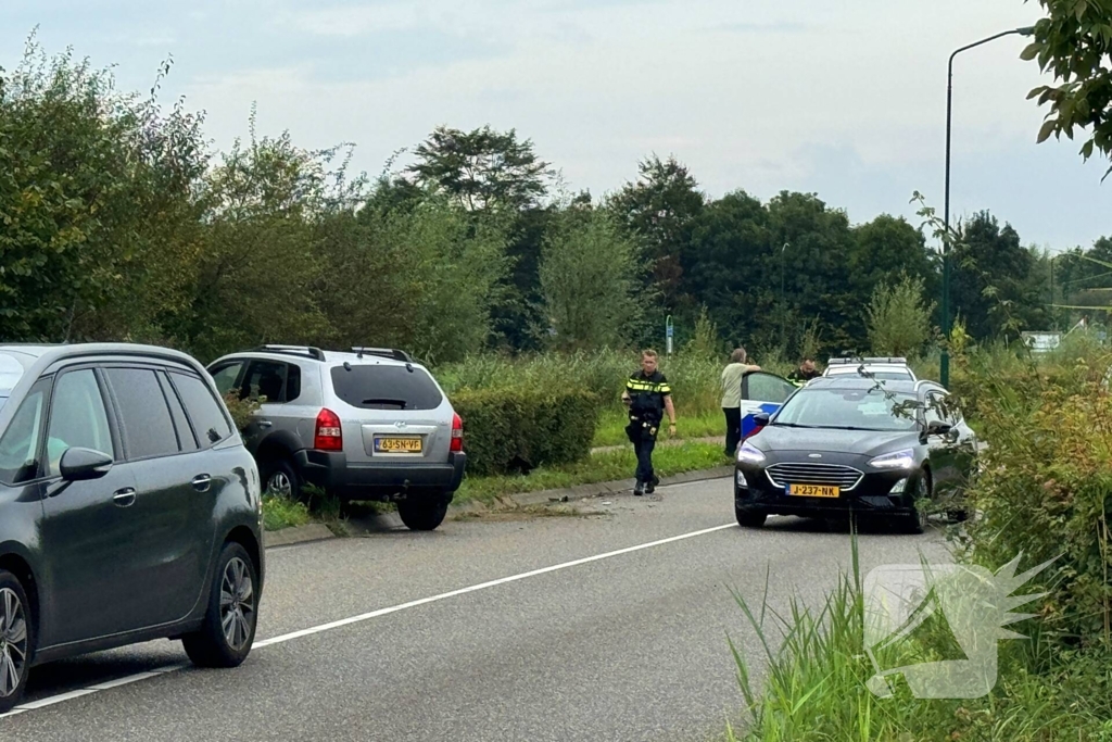 Eigenaar autogarage rijdt lantaarnpaal uit de grond