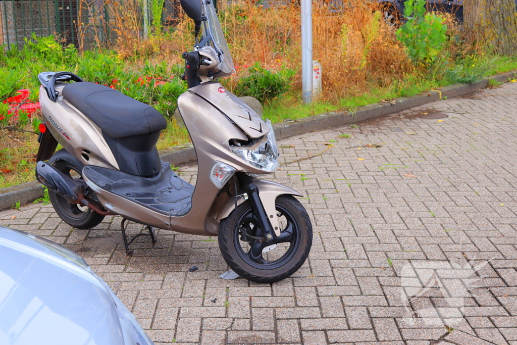 Scooterrijder gewond bij aanrijding met auto