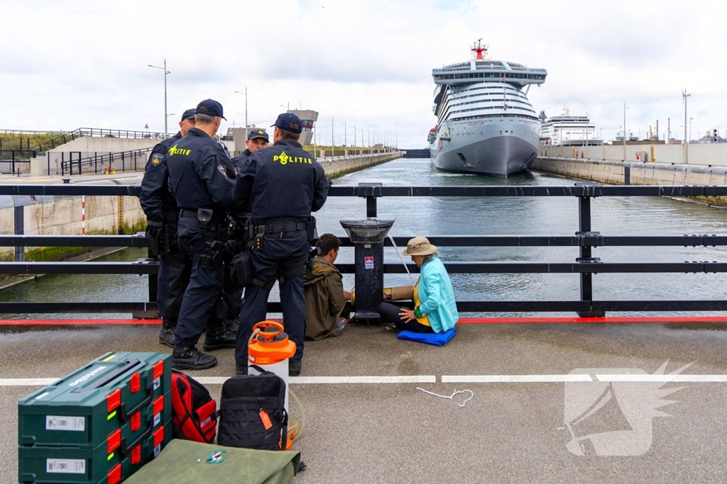 Extinction Rebellion blokkeert zeesluizen IJmuiden opnieuw