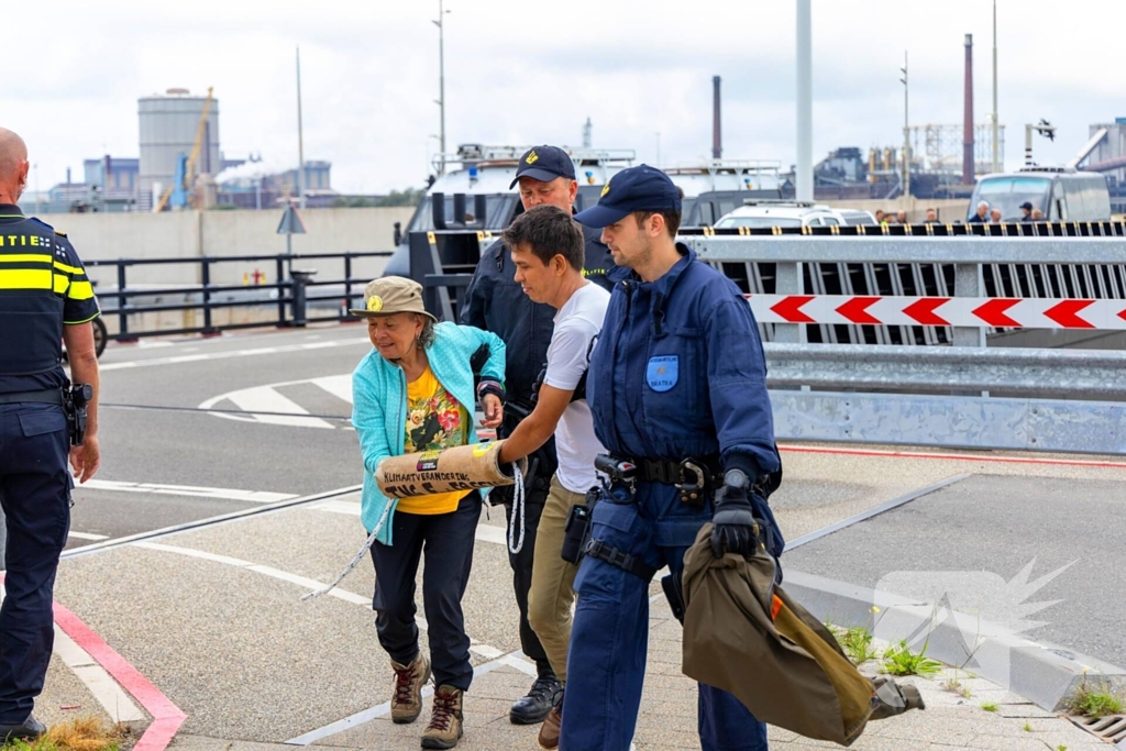 Extinction Rebellion blokkeert zeesluizen IJmuiden opnieuw