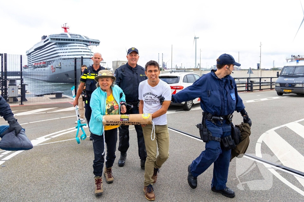 Extinction Rebellion blokkeert zeesluizen IJmuiden opnieuw