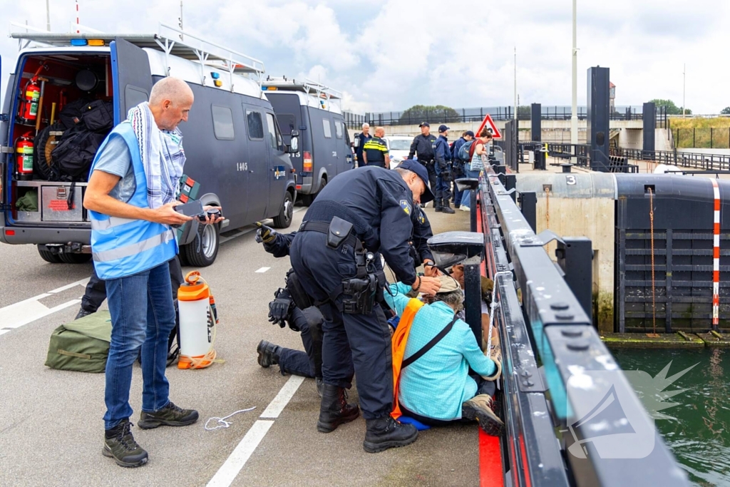 Extinction Rebellion blokkeert zeesluizen IJmuiden opnieuw