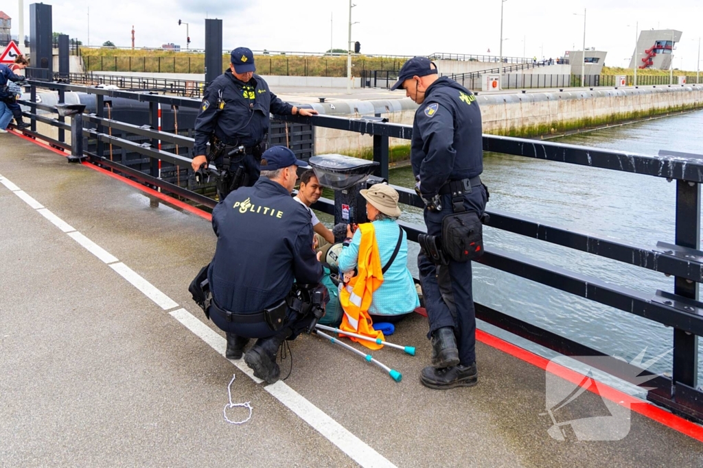 Extinction Rebellion blokkeert zeesluizen IJmuiden opnieuw