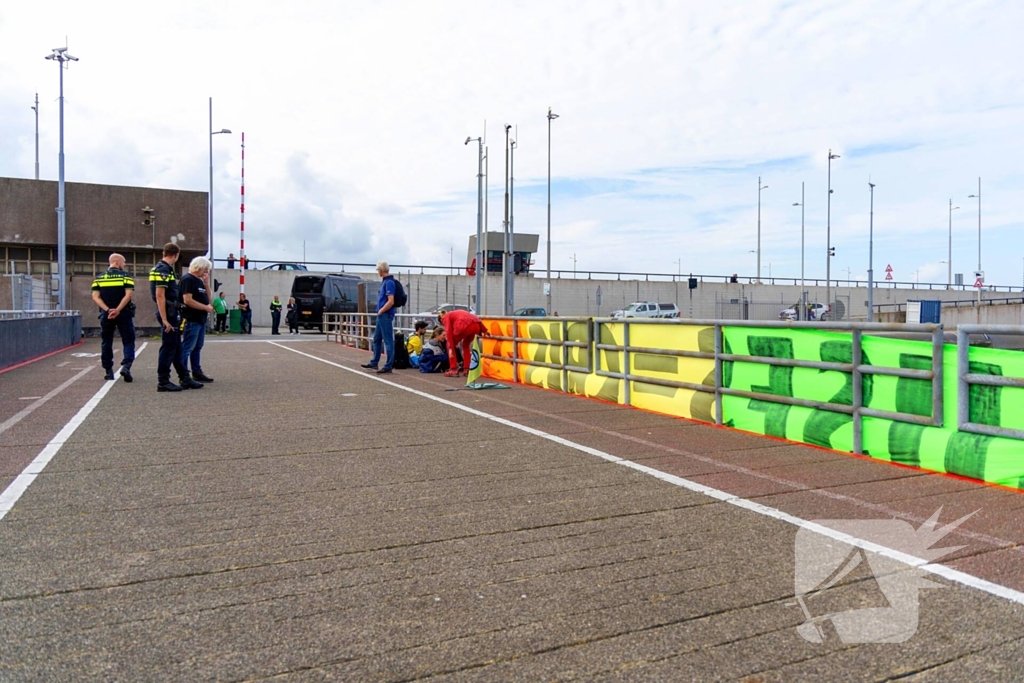 Extinction Rebellion blokkeert zeesluizen IJmuiden opnieuw