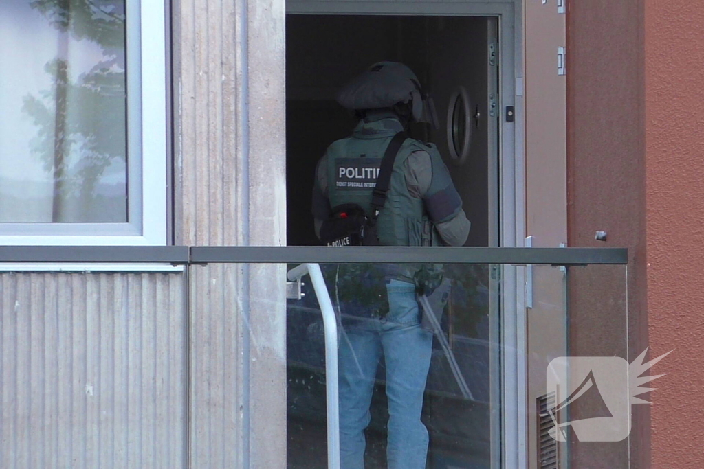 Arrestatieteam beukt woning open en arresteert verdachte