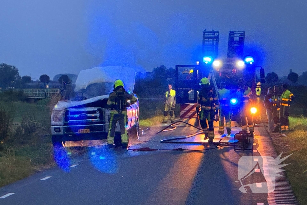 Pick-up vliegt in brand tijdens rit