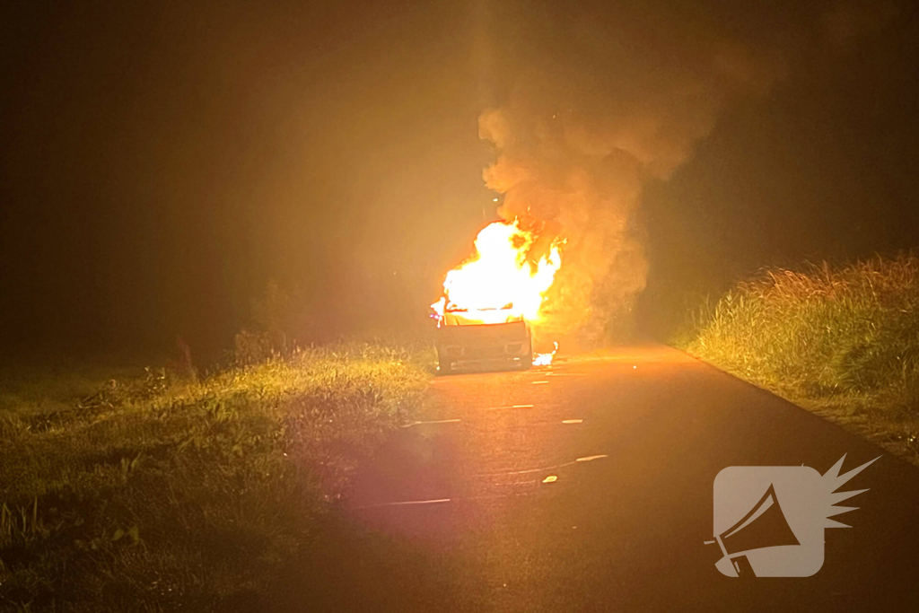 Auto gaat volledig in vlammen op