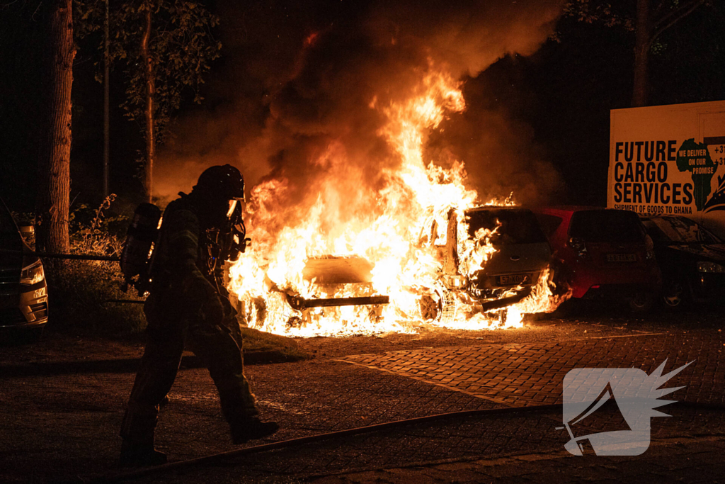 Vlammenzee op parkeerplaats in nachtelijke uren