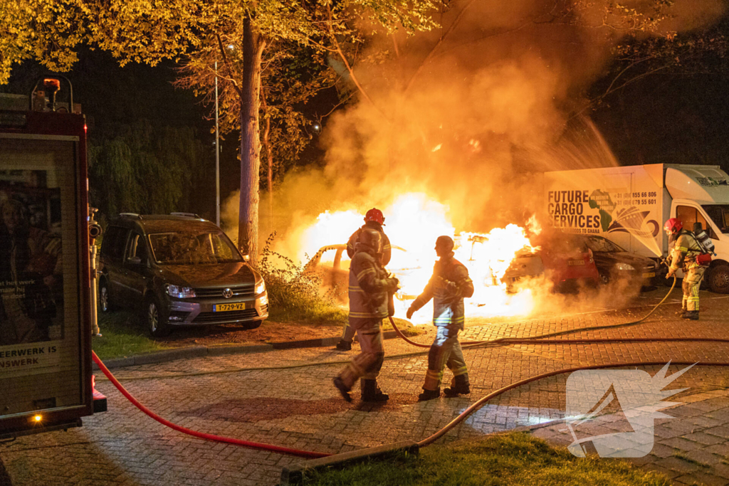 Vlammenzee op parkeerplaats in nachtelijke uren