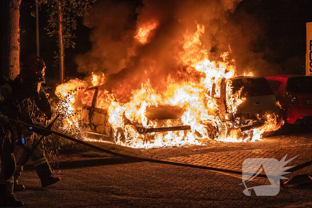 Vlammenzee op parkeerplaats in nachtelijke uren