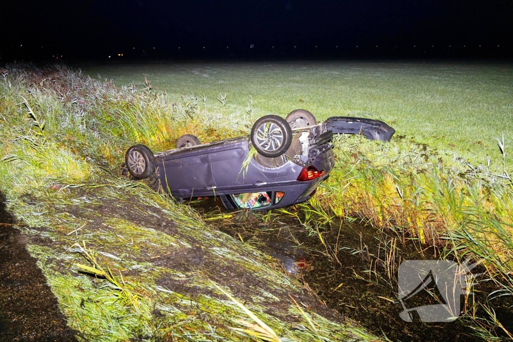 Auto slaat over de kop en belandt in sloot