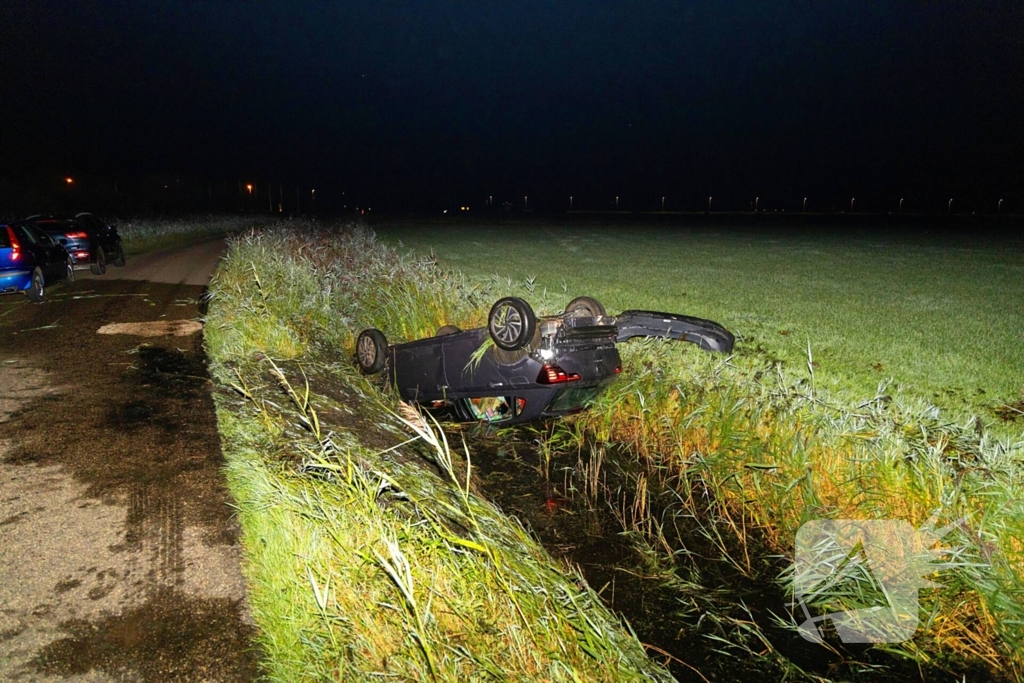 Auto slaat over de kop en belandt in sloot