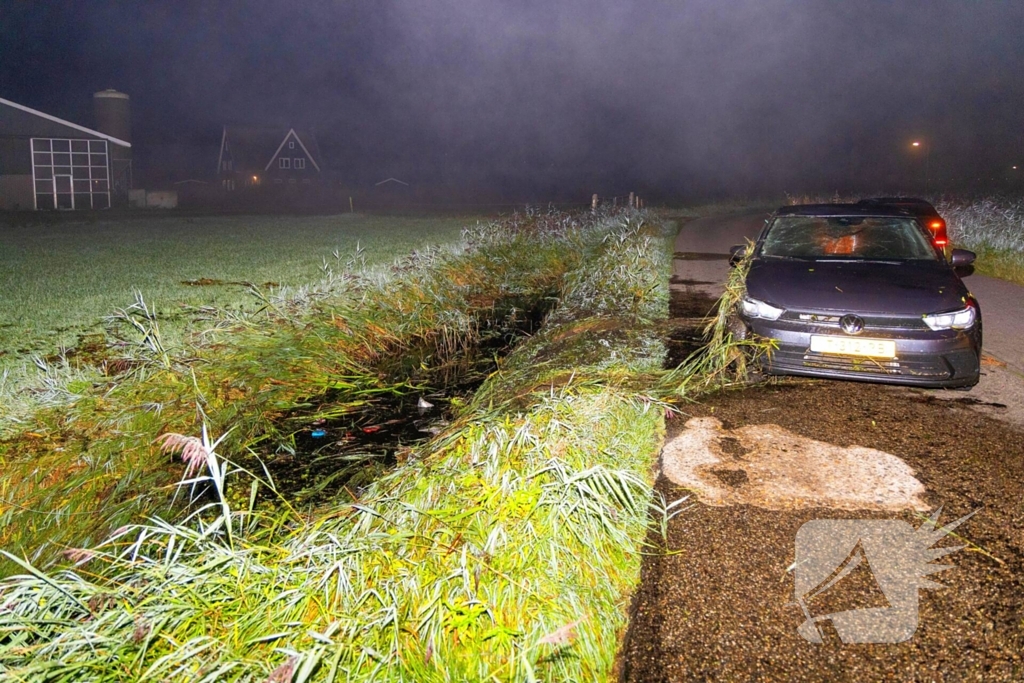 Auto slaat over de kop en belandt in sloot