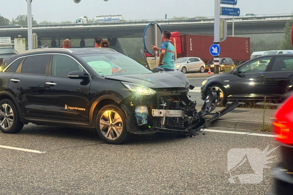 Ambulancedienst ingezet na ongeluk bij snelwegaansluiting