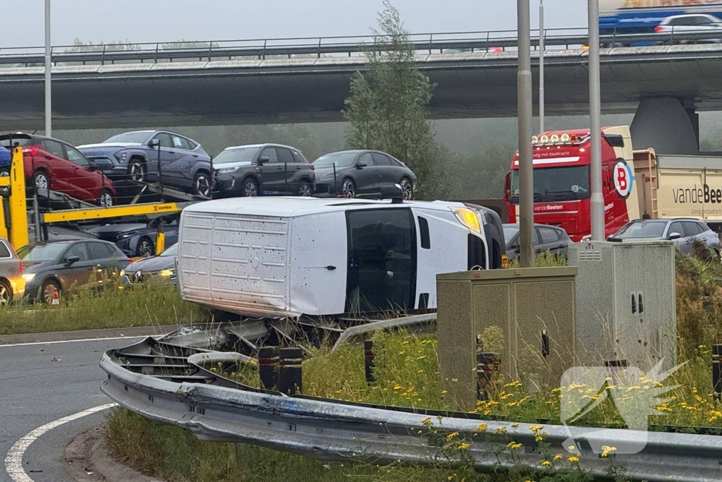 Ambulancedienst ingezet na ongeluk bij snelwegaansluiting