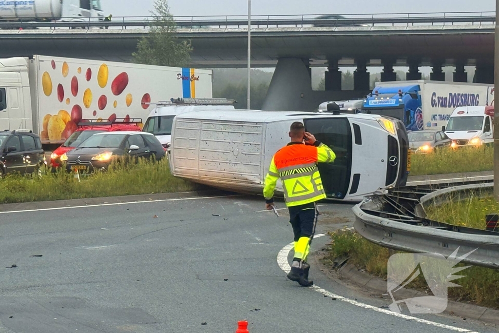 Ambulancedienst ingezet na ongeluk bij snelwegaansluiting